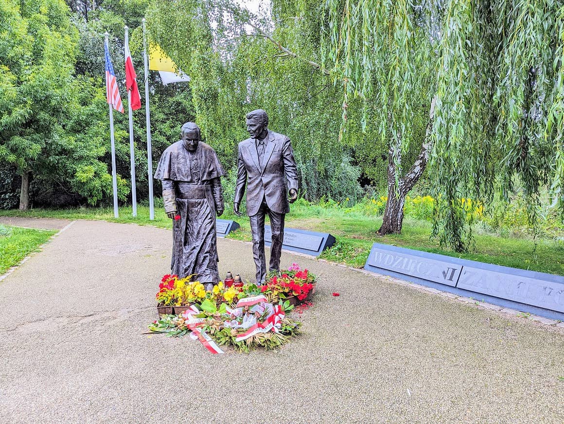 Dzień w Parku im. Ronalda Reagana w Gdańsku: Pieskowe Przygody w Polskim Skarbie 9