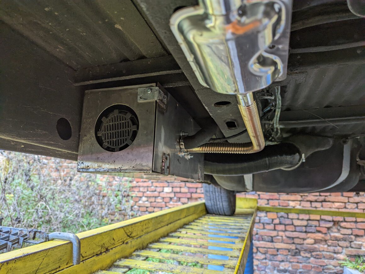 Parking heater mounted under the chassis