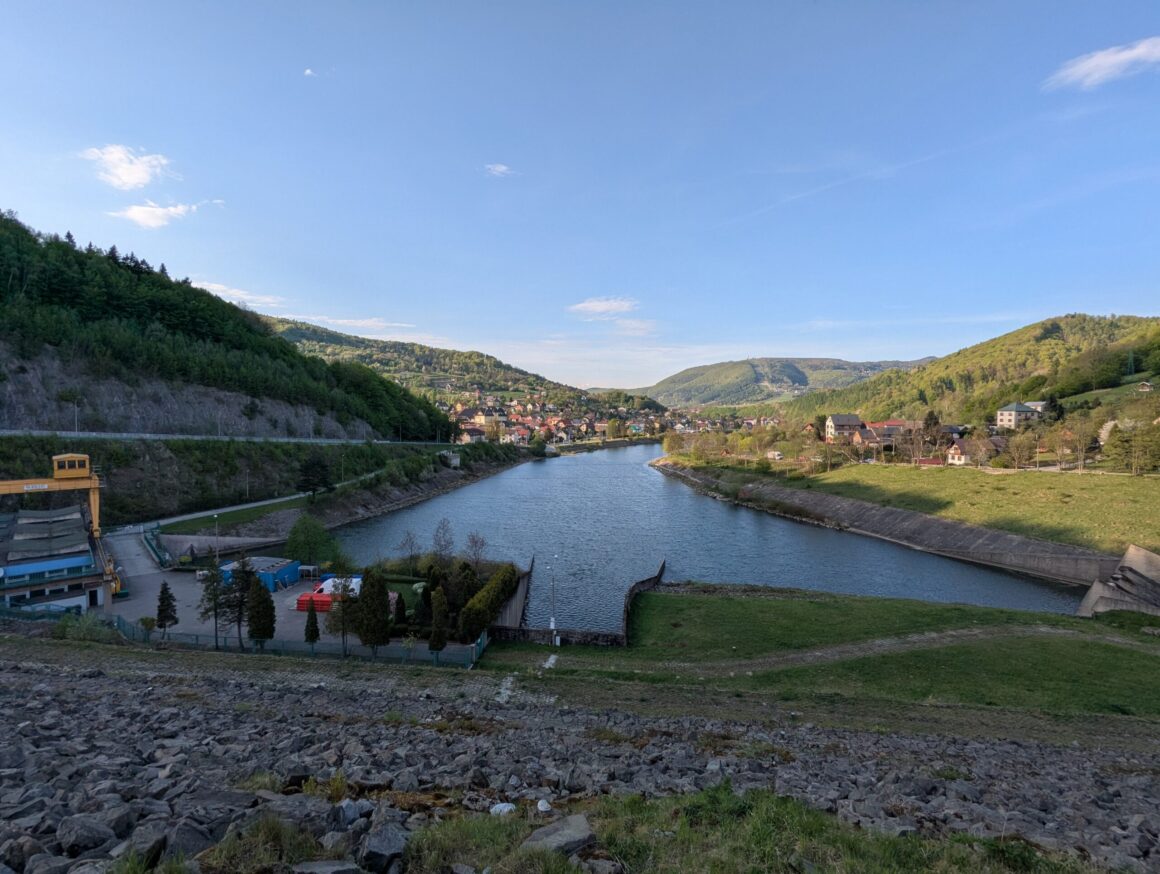 Jezioro Żywieckie – widok na taflę wody i okoliczne góry