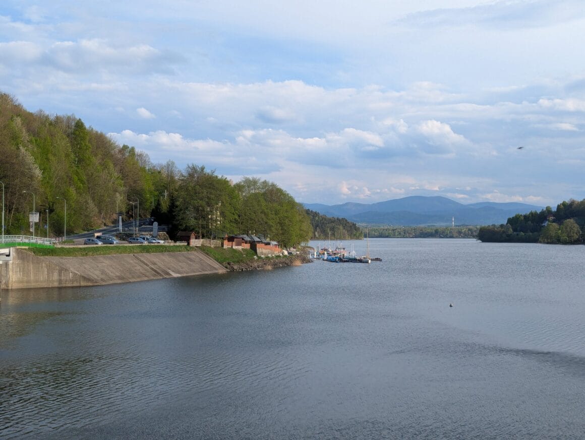 Jezioro Żywieckie – widok z brzegu, spokojna woda i przestrzeń do aktywności